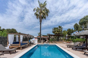 Casa con piscina, jardín y juegos exteriores